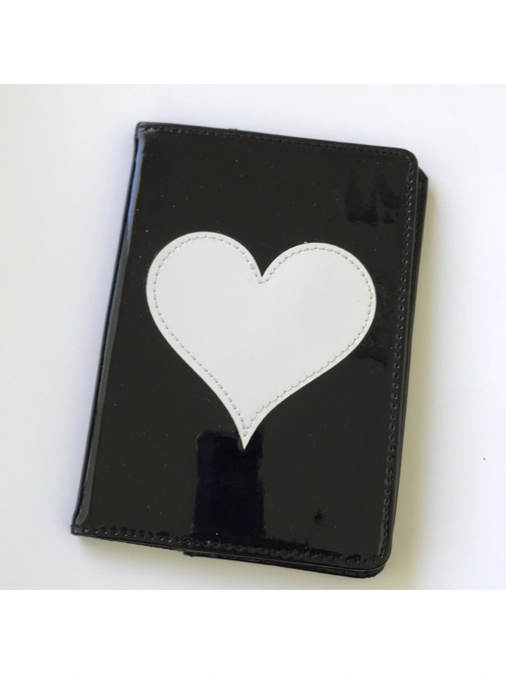 Lolo Black white heart passport holder
